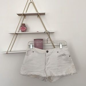 Size L White denim shorts
